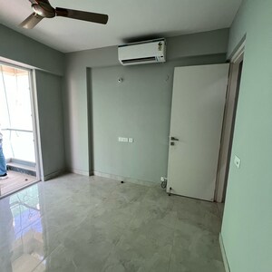 Room in 3 BHK Apartment at Signature Global City, Sector 37d – for Rent