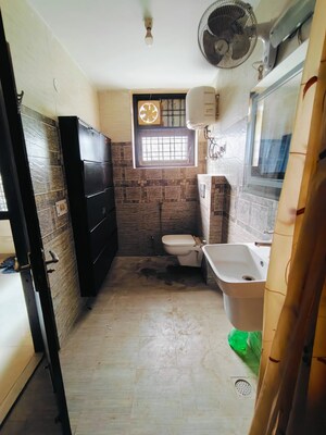 Attached Bathroom in 3 BHK Builder Floor at Ardee Mall, Sector 52 – for Rent