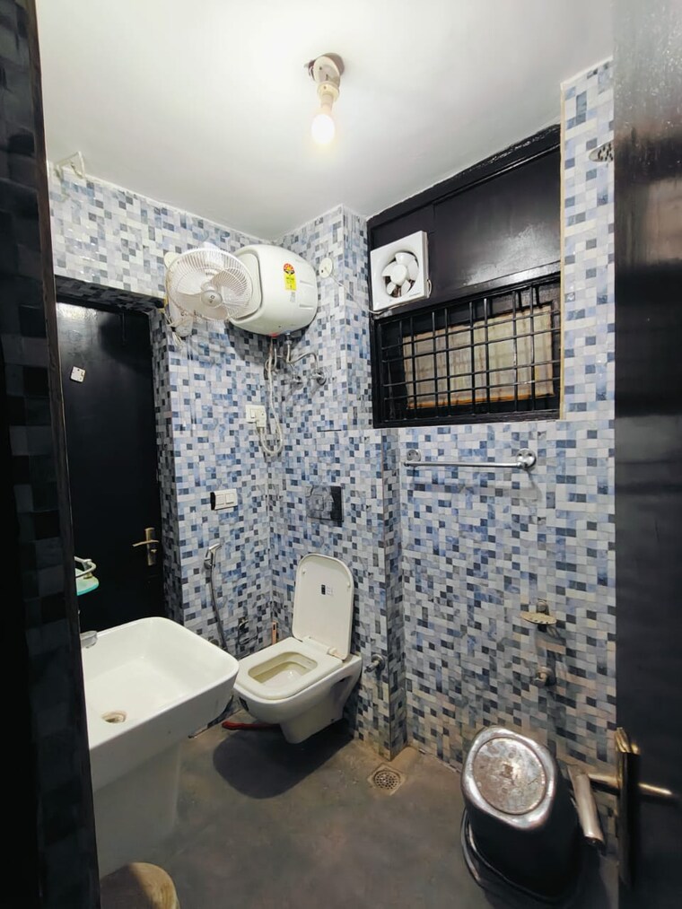 Bathroom, ardee-mall 3 Bedroom 250 Sq.Yd. Builder Floor In Sector 52 Gurgaon 9524924