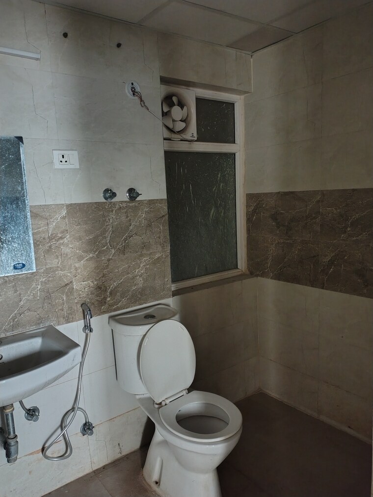 Bathroom, amrapali-riverview 2.5 Bedroom 955 Sq.Ft. Apartment In Amrapali Leisure Valley Greater Noida 9525058