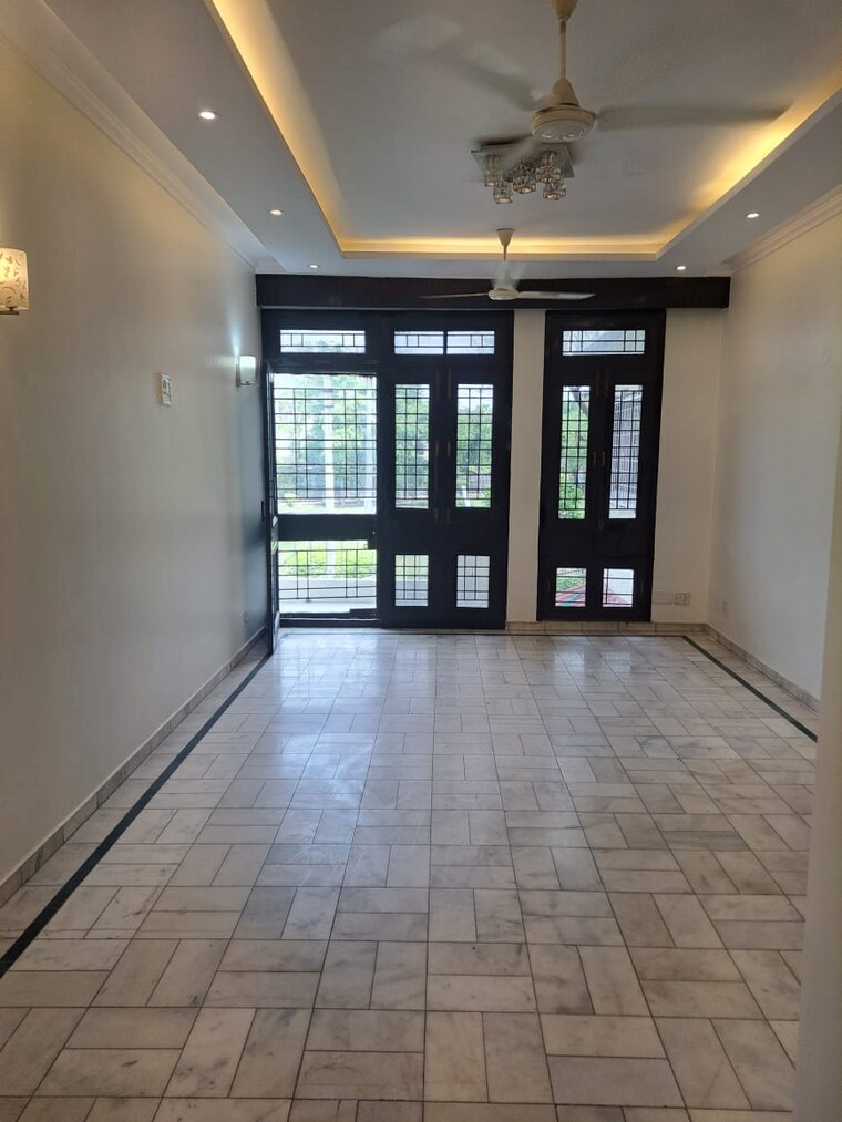 Room, sector 47 3 Bedroom 3015 Sq.Ft. Independent House In Sector 47 Noida 9525064