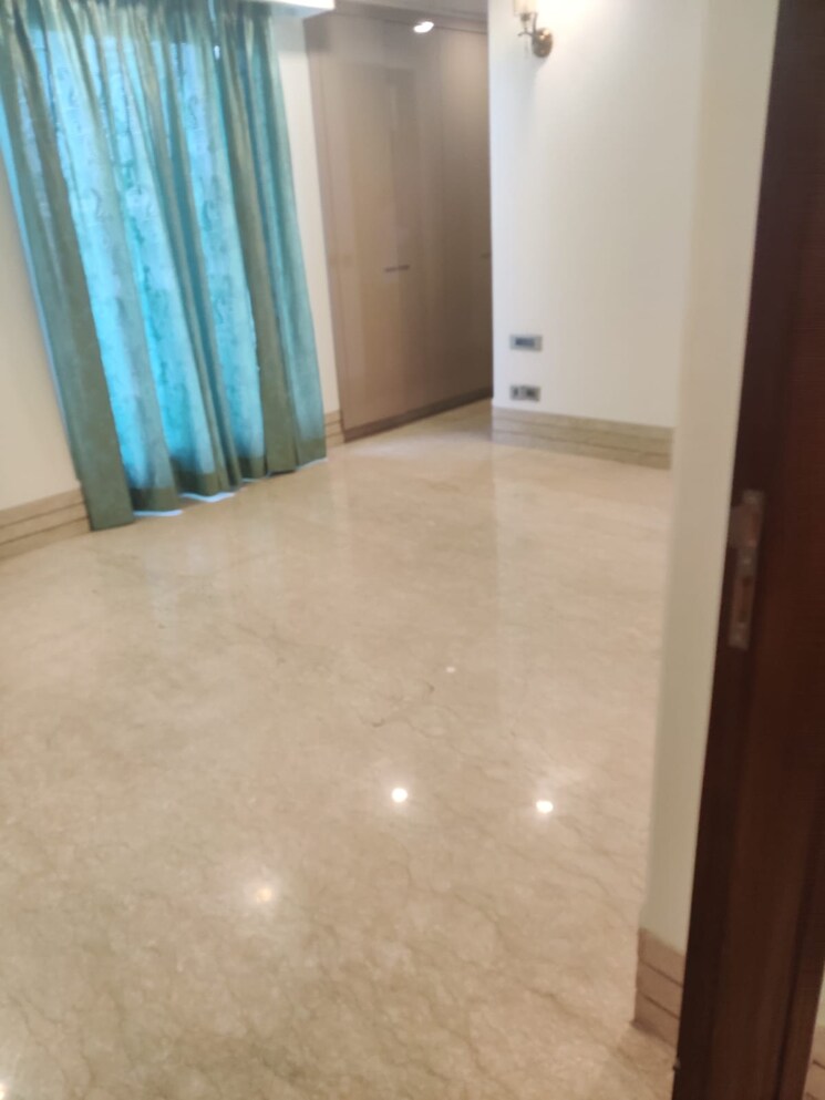 Room, green park 4 Bedroom 320 Sq.Yd. Builder Floor In Green Park Delhi 9525249