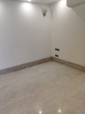 Room in 4 BHK Builder Floor at Green Park – for Rent