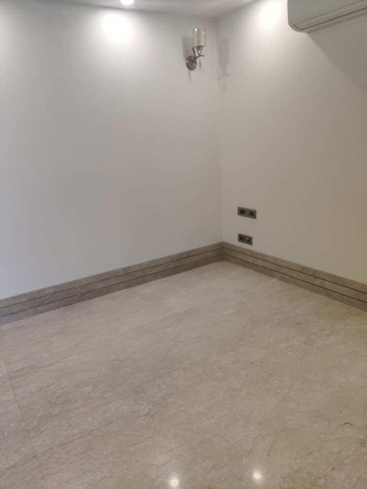 Room, green park 4 Bedroom 320 Sq.Yd. Builder Floor In Green Park Delhi 9525249