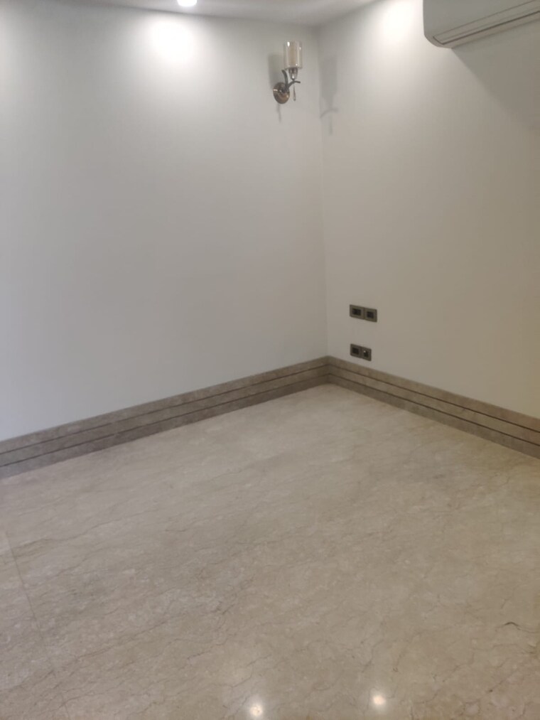 Room, green park 4 Bedroom 320 Sq.Yd. Builder Floor In Green Park Delhi 9525249