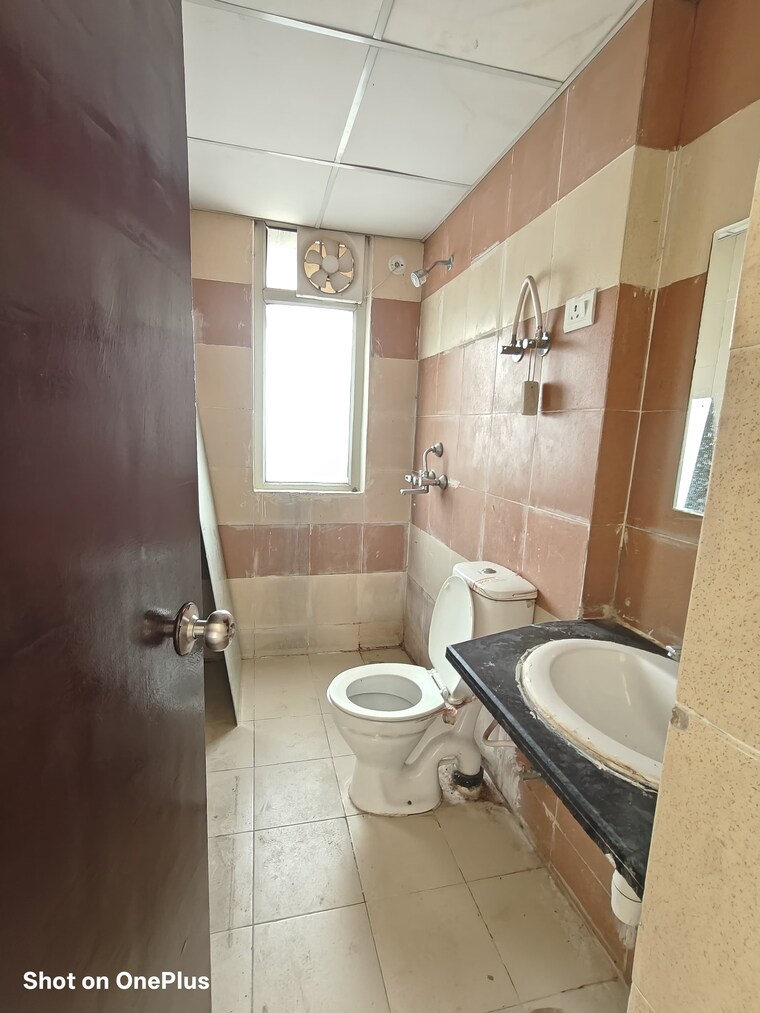Bathroom, sector 16c greater noida 2 Bedroom 1000 Sq.Ft. Apartment In Sector 16c Greater Noida Greater Noida 9525286