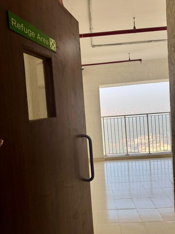 Room in 3 BHK Apartment at Lodha Amara, Kolshet Road – for Sale