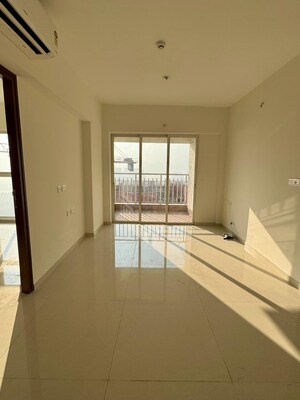 Room in 3 BHK Apartment at Lodha Amara, Kolshet Road – for Sale