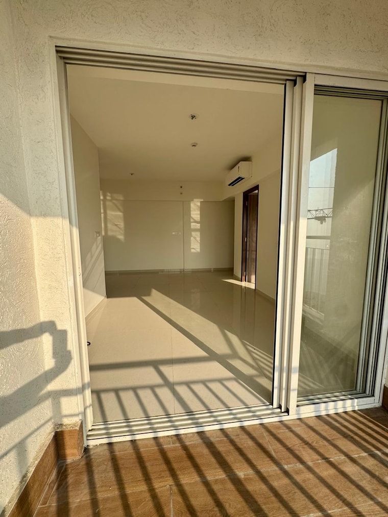 Balcony, lodha-amara 3 Bedroom 958 Sq.Ft. Apartment In Kolshet Road Thane 9525321