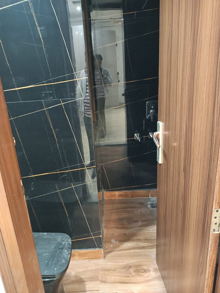 Attached Bathroom, vivek vihar 3 Bedroom 1250 Sq.Ft. Builder Floor In Vivek Vihar Delhi 9525461