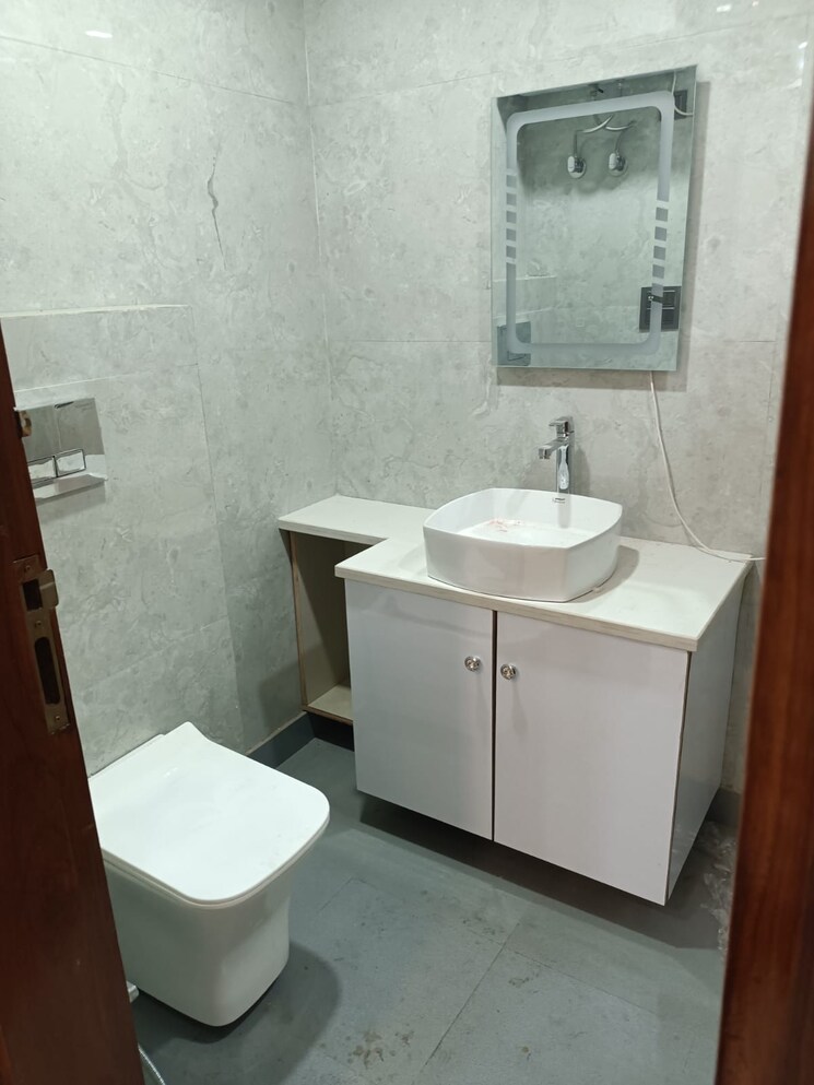 Bathroom, vivek vihar 3 Bedroom 1250 Sq.Ft. Builder Floor In Vivek Vihar Delhi 9525461