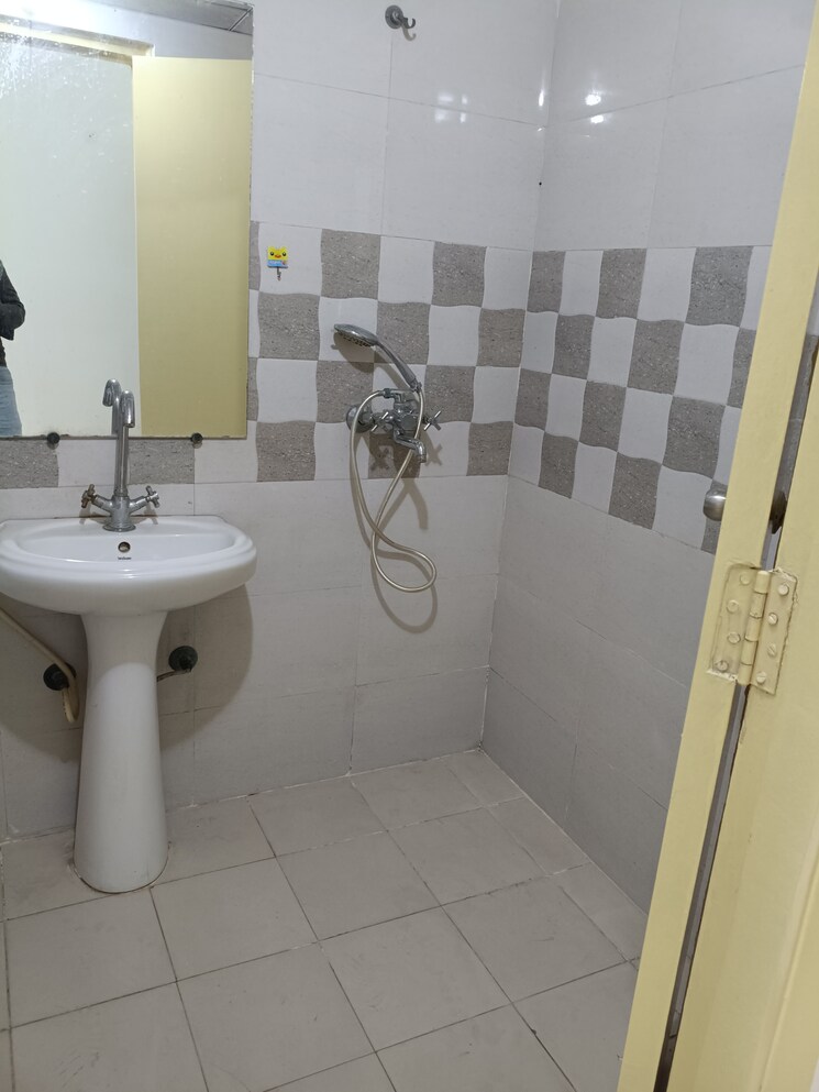 Bathroom, gaur-city-2-14th-avenue 2 Bedroom 955 Sq.Ft. Apartment In Sector 16c Greater Noida Greater Noida 9525510