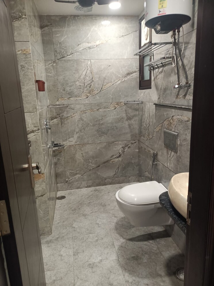 Bathroom, gagan vihar 3 Bedroom 1500 Sq.Ft. Builder Floor In Gagan Vihar Delhi 9525724
