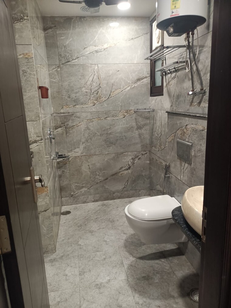 Bathroom, gagan vihar 3 Bedroom 1500 Sq.Ft. Builder Floor In Gagan Vihar Delhi 9525724