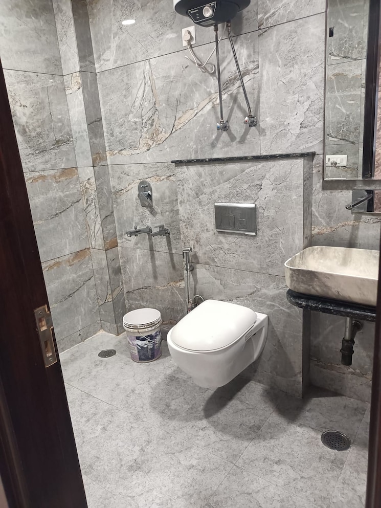 Bathroom, gagan vihar 3 Bedroom 1500 Sq.Ft. Builder Floor In Gagan Vihar Delhi 9525724