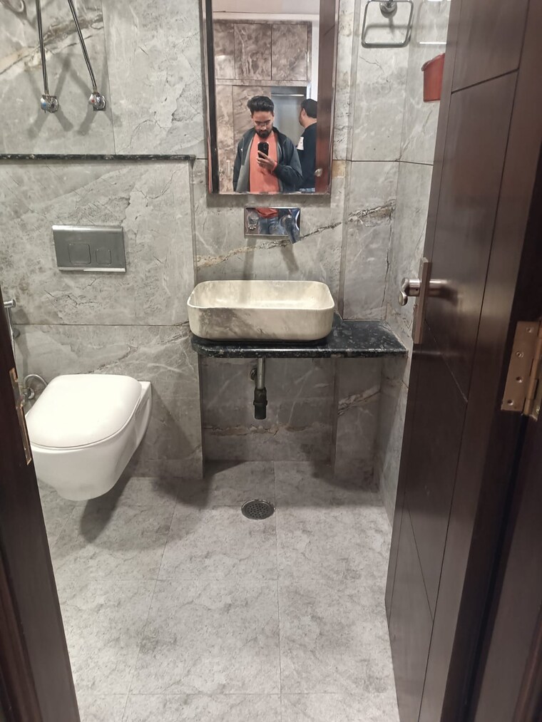 Bathroom, gagan vihar 3 Bedroom 1500 Sq.Ft. Builder Floor In Gagan Vihar Delhi 9525724