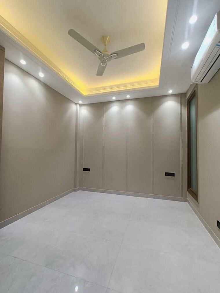 Room, freedom fighters enclave 3 Bedroom 1500 Sq.Ft. Apartment In Freedom Fighters Enclave Delhi 9525775