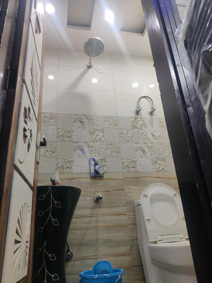 Bathroom, vasant vihar 4 Bedroom 800 Sq.Yd. Builder Floor In Vasant Vihar Delhi 9525833
