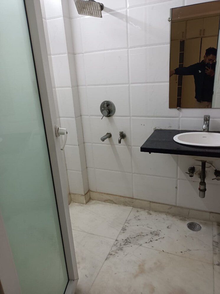 Bathroom, sharad-vihar 3 Bedroom 2300 Sq.Ft. Builder Floor In Karkardooma Delhi 9525967