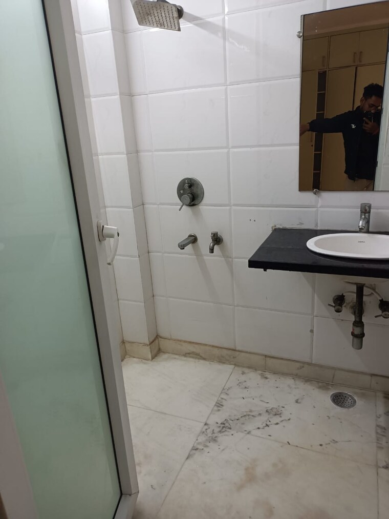 Bathroom, sharad-vihar 3 Bedroom 2300 Sq.Ft. Builder Floor In Karkardooma Delhi 9525967