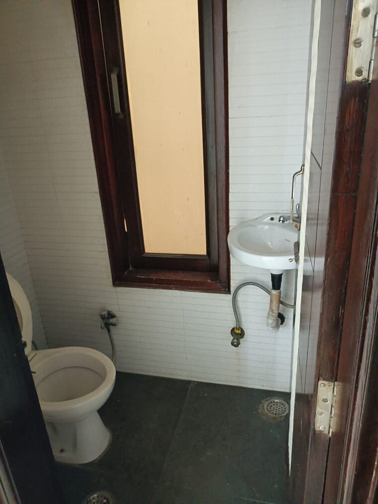 Bathroom, sharad-vihar 3 Bedroom 1800 Sq.Ft. Builder Floor In Karkardooma Delhi 9525991