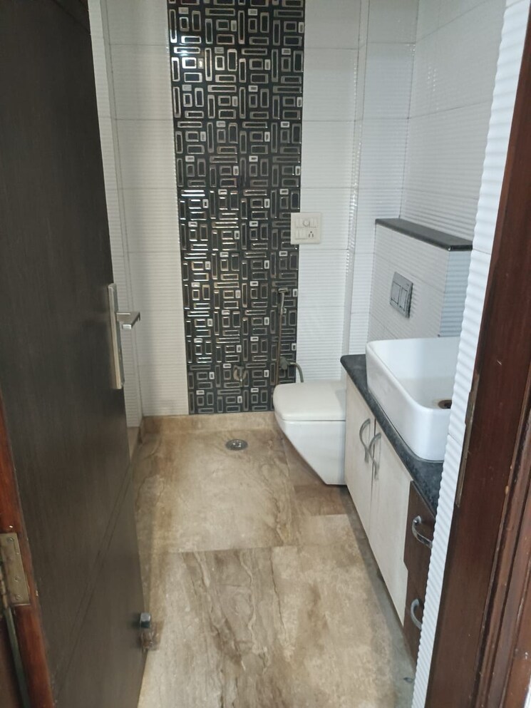Bathroom, sharad-vihar 3 Bedroom 1800 Sq.Ft. Builder Floor In Karkardooma Delhi 9525991