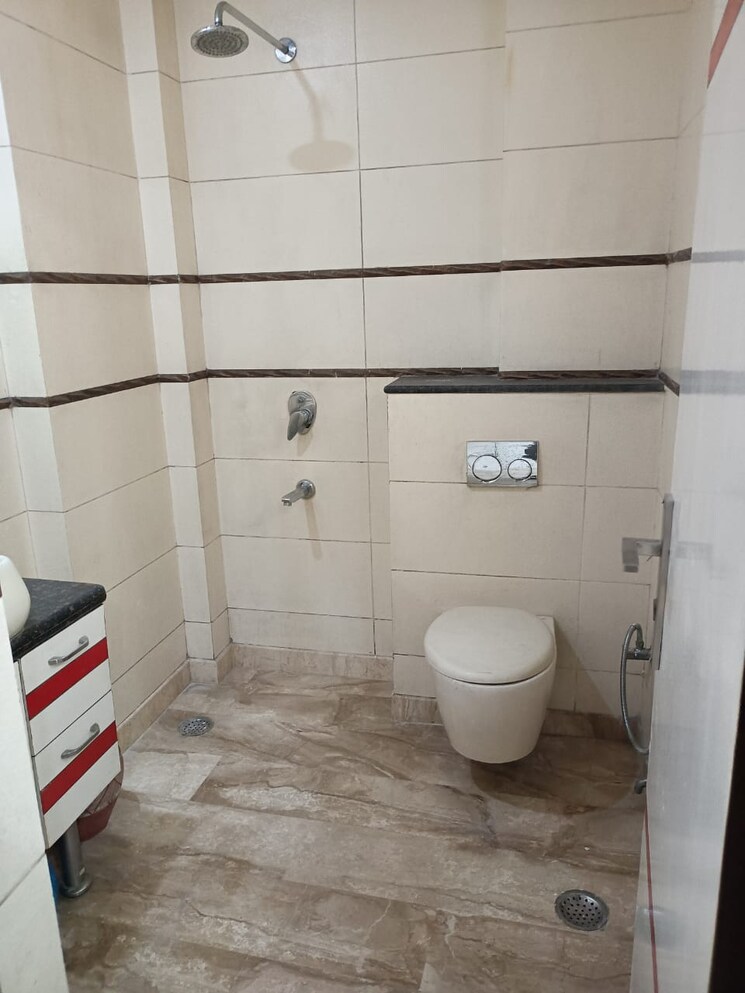 Bathroom, sharad-vihar 3 Bedroom 1800 Sq.Ft. Builder Floor In Karkardooma Delhi 9525991