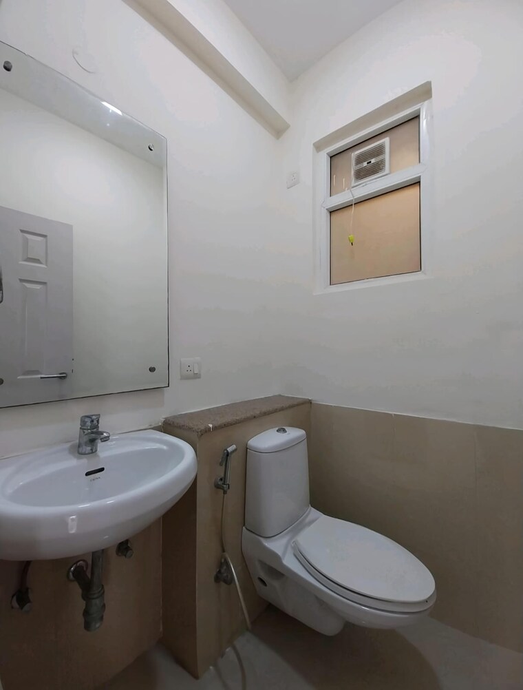 Bathroom, emaar-emerald-nuevo 3 Bedroom 1960 Sq.Ft. Apartment In Sector 65 Gurgaon 9526086