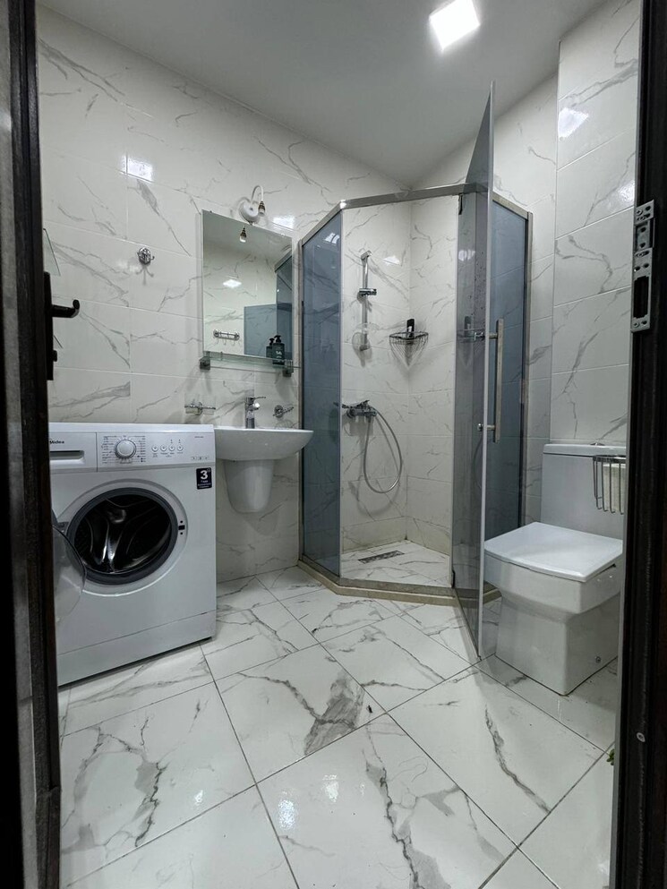 Bathroom, safdarjung enclave 4 Bedroom 500 Sq.Yd. Builder Floor In Safdarjung Enclave Delhi 9526076