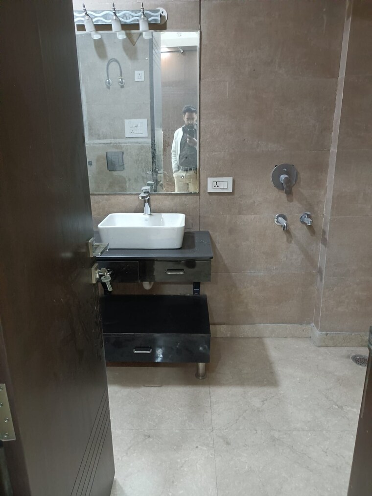 Bathroom, surajmal vihar 3 Bedroom 2300 Sq.Ft. Builder Floor In Surajmal Vihar Delhi 9526154