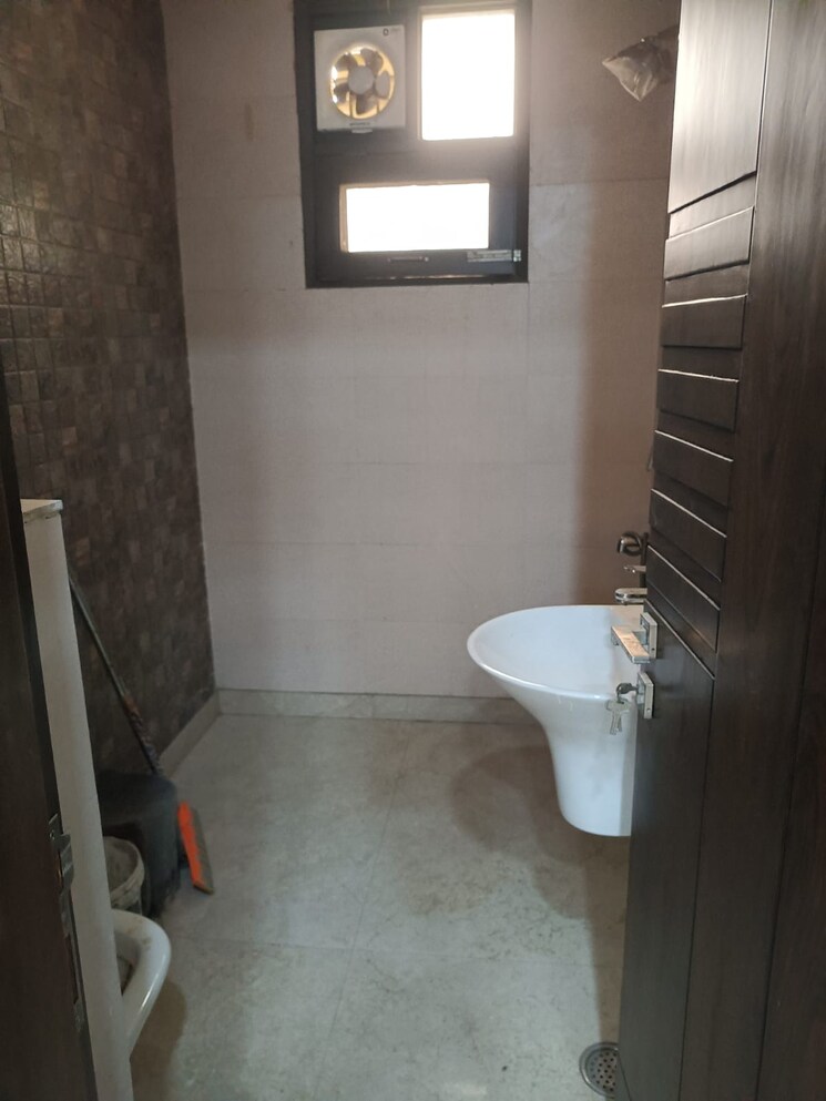 Bathroom, surajmal vihar 3 Bedroom 2300 Sq.Ft. Builder Floor In Surajmal Vihar Delhi 9526154