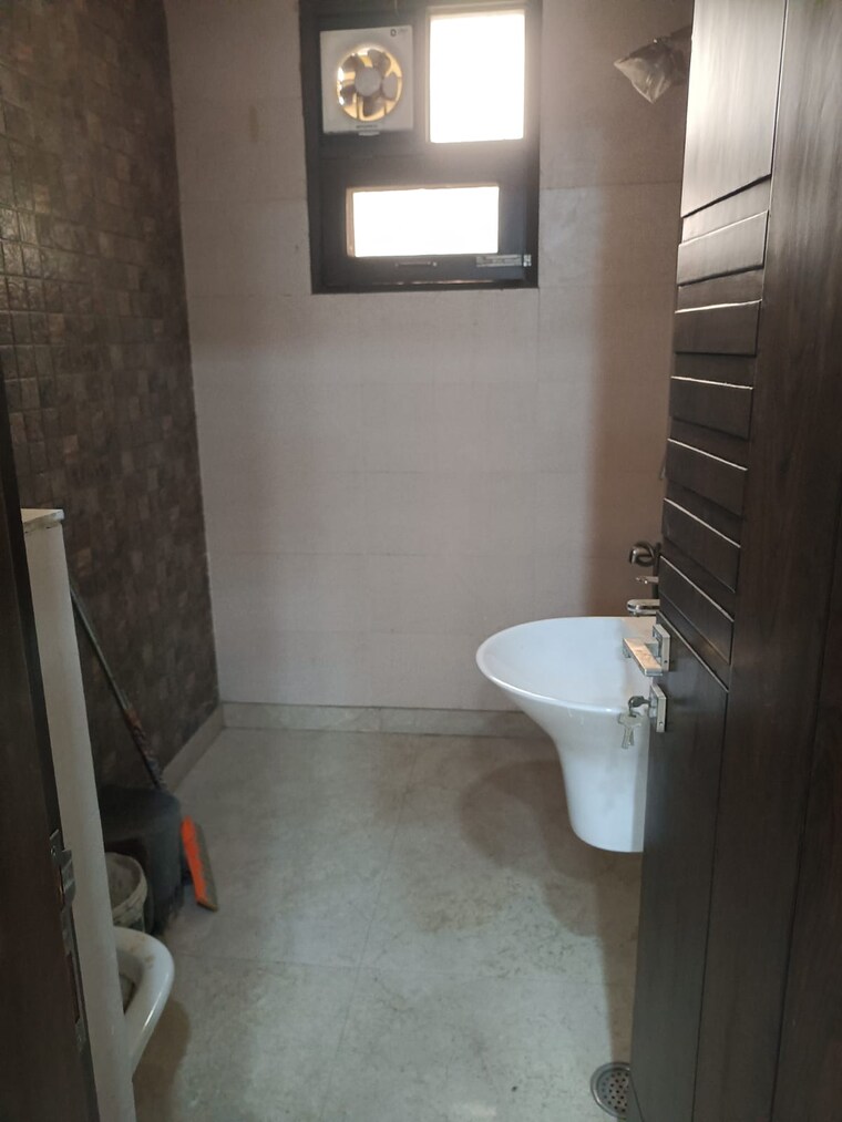 Bathroom, surajmal vihar 3 Bedroom 2300 Sq.Ft. Builder Floor In Surajmal Vihar Delhi 9526154