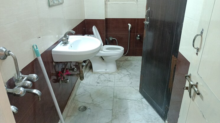 Bathroom, vaishali sector 5 1 Bedroom 550 Sq.Ft. Builder Floor In Vaishali Sector 5 Ghaziabad 9526114