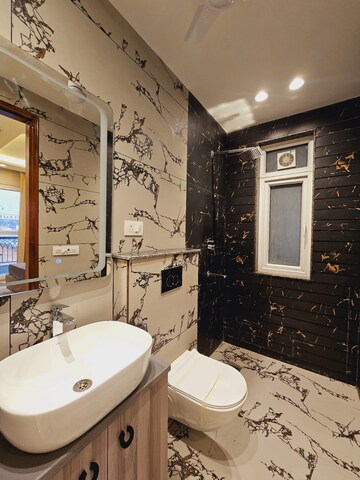 Master Bedroom in 4 BHK Builder Floor at SS Southend Floors, South City 2 – for Sale