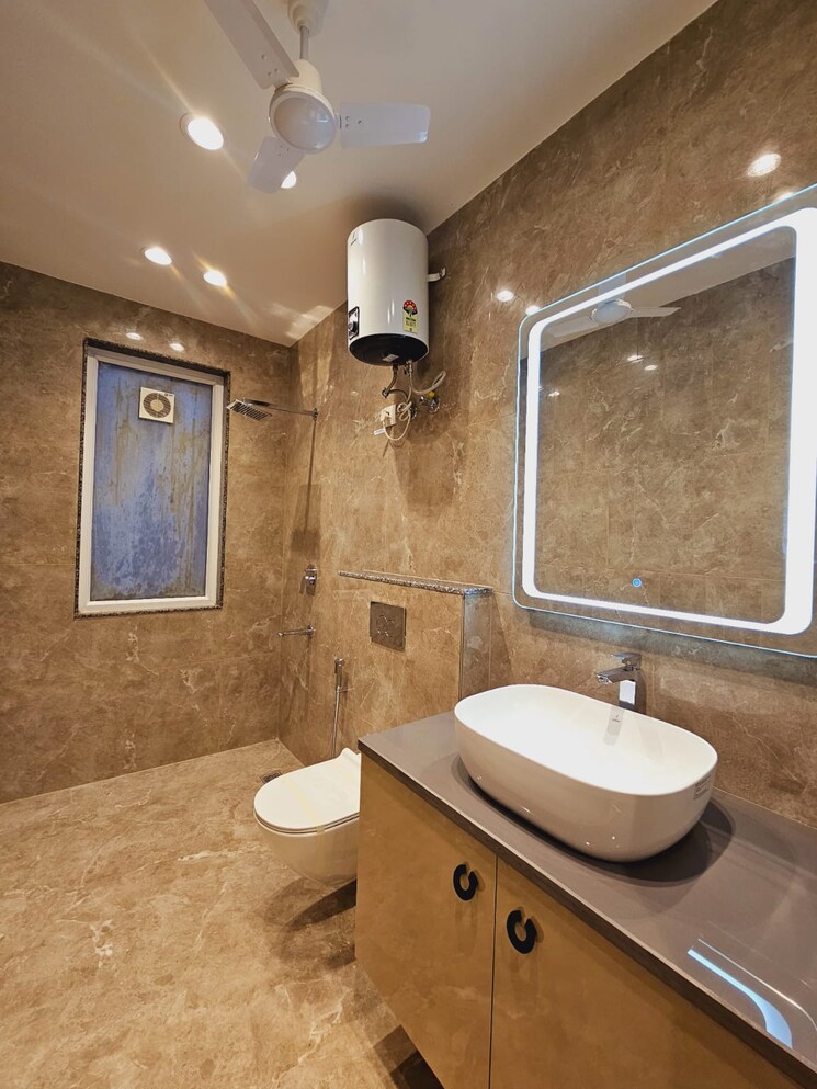Bathroom, ss-southend-floors 4 Bedroom 285 Sq.Yd. Builder Floor In South City 2 Gurgaon 9526299