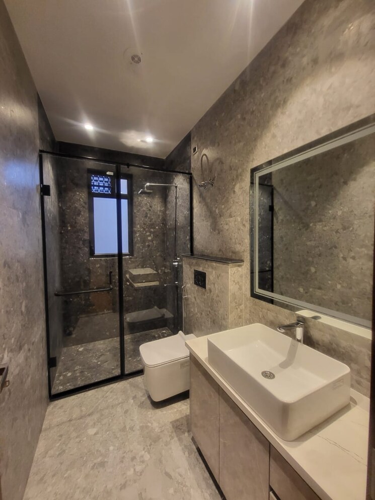 Bathroom, omaxe-designer-villas-mayfield-garden 4 Bedroom 4500 Sq.Ft. Builder Floor In Sector 51 Gurgaon 9526369