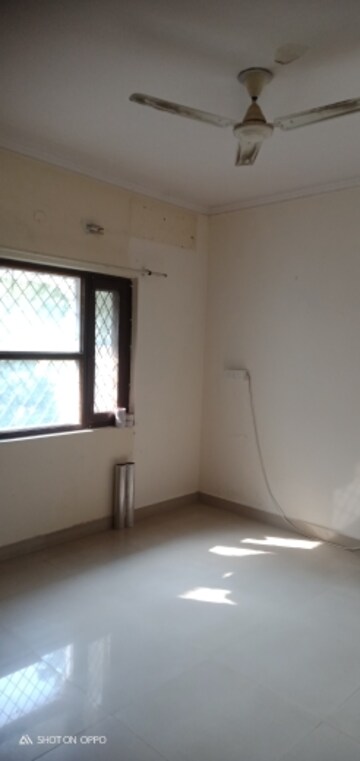 Room in 2.5 BHK Apartment at DDA Rosewood Apartments, Vasant Kunj – for Rent