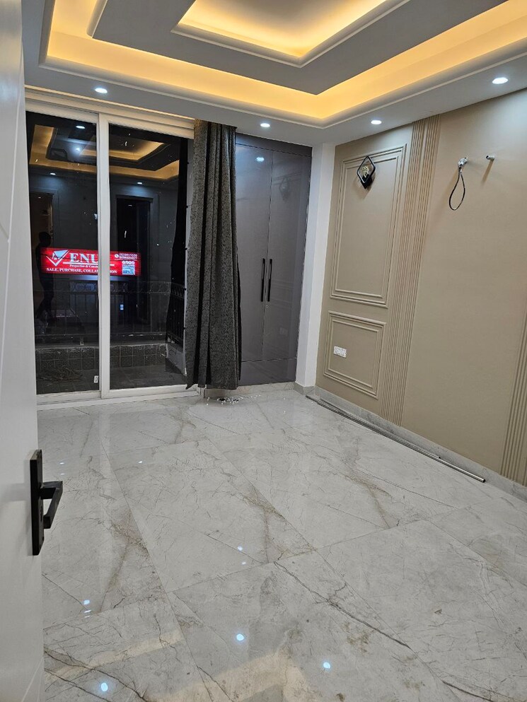 Room, sainik colony 3 Bedroom 2250 Sq.Ft. Builder Floor In Sainik Colony Faridabad 9526547