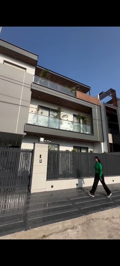 6 BHK Villa For Sale in Sunny Enclave 125.... 