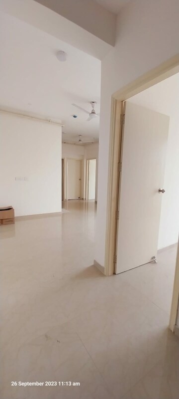 Room in 2 BHK Apartment at Mahagun Mantra II, Sector 10 Greater Noida – for Rent