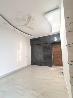 Room in 2 BHK Apartment at Unitech Palms, South City 1 – for Rent