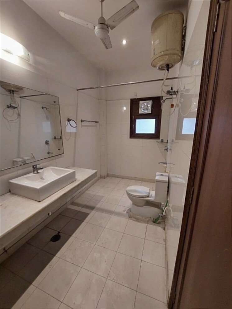 Attached Bathroom, greater kailash i 3 Bedroom 3000 Sq.Ft. Builder Floor In Greater Kailash I Delhi 9526773