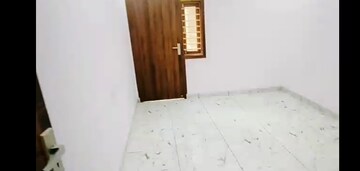 Room in 3 BHK Builder Floor at Mahavir Enclave – for Rent
