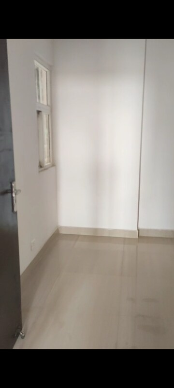 Room in 2.5 BHK Apartment at Amrapali Riverview, Amrapali Leisure Valley – for Sale