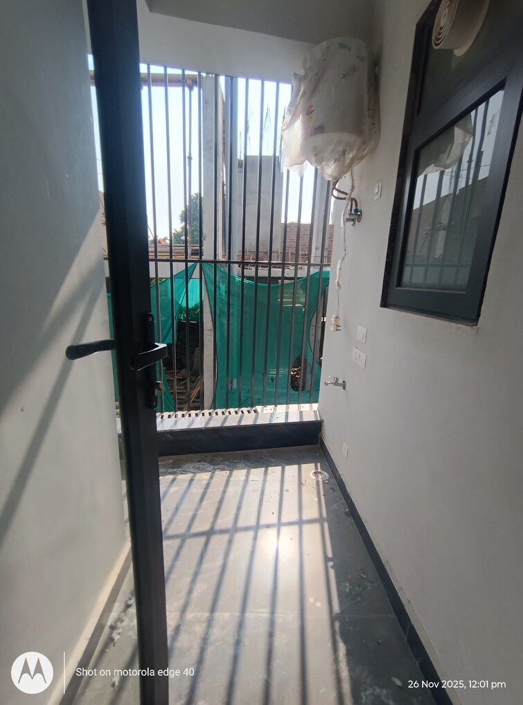 Cover Image, sarvodaya enclave 3 Bedroom 200 Sq.Yd. Builder Floor In Sarvodaya Enclave Delhi 9526927