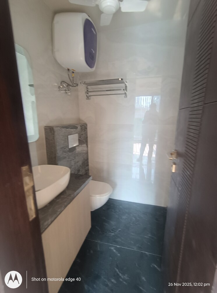 Bathroom, sarvodaya enclave 3 Bedroom 200 Sq.Yd. Builder Floor In Sarvodaya Enclave Delhi 9526927