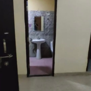 Room in 2 BHK Apartment at Jagdish Apartments Aliganj, Aliganj – for Rent