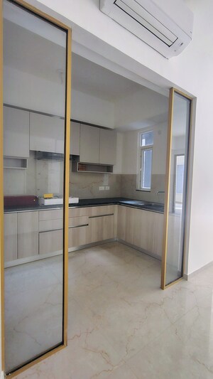 Room in 3 BHK Builder Floor at Smart World Orchard, Sector 61 – for Sale