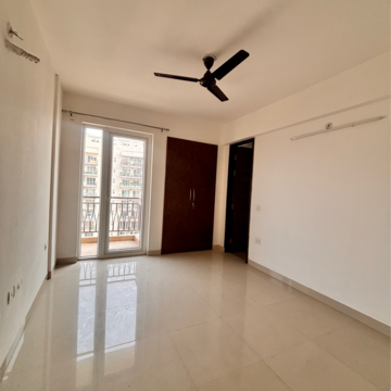 Room in 3.5 BHK Apartment at Shalimar Oneworld Vista, Malesemau – for Rent