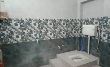 Attached Bathroom in 1 BHK Apartment at Husainganj – for Rent